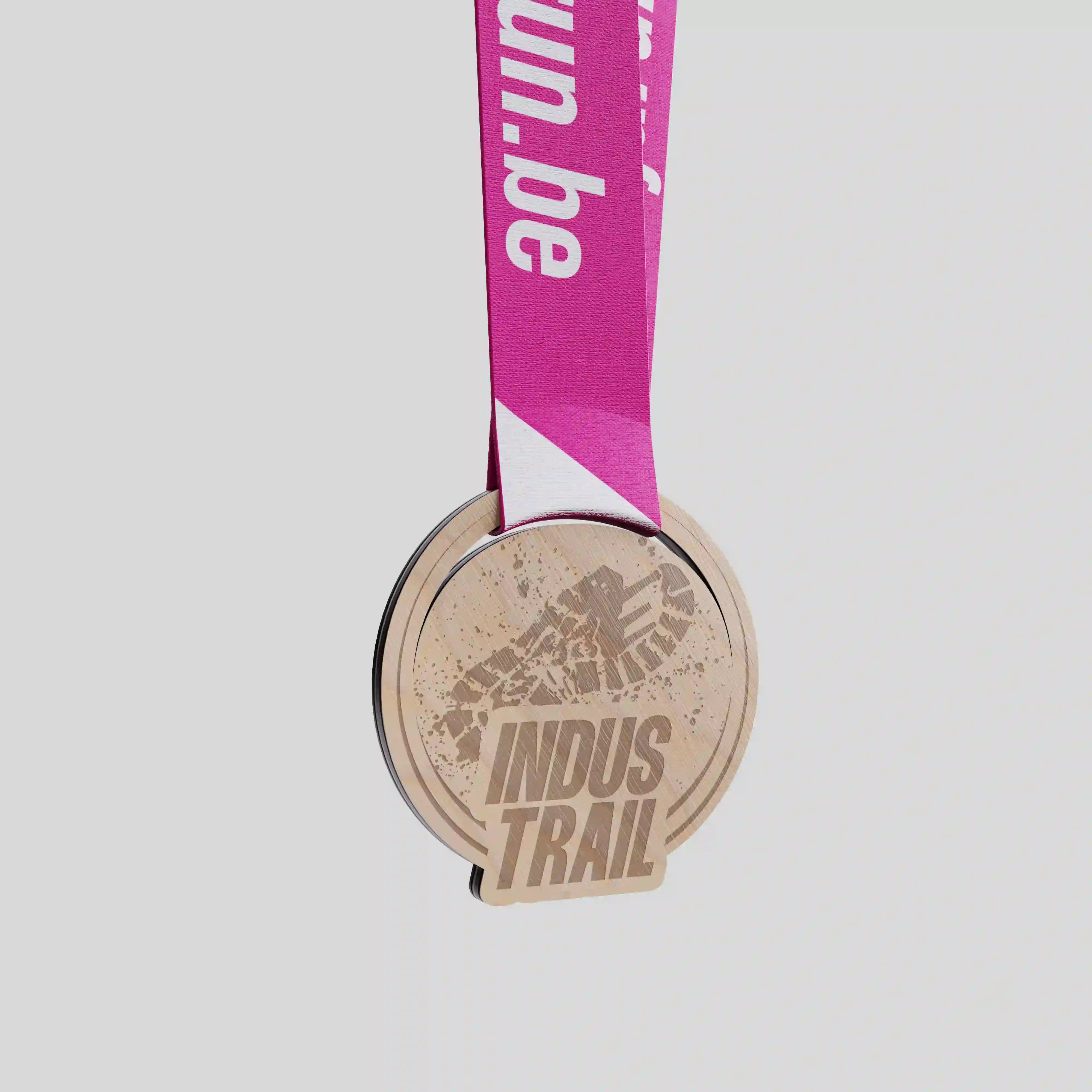 Wood medal Indus Trail with engraved trail-shoe imprint and pink ribbon – Ismael Debjani edition